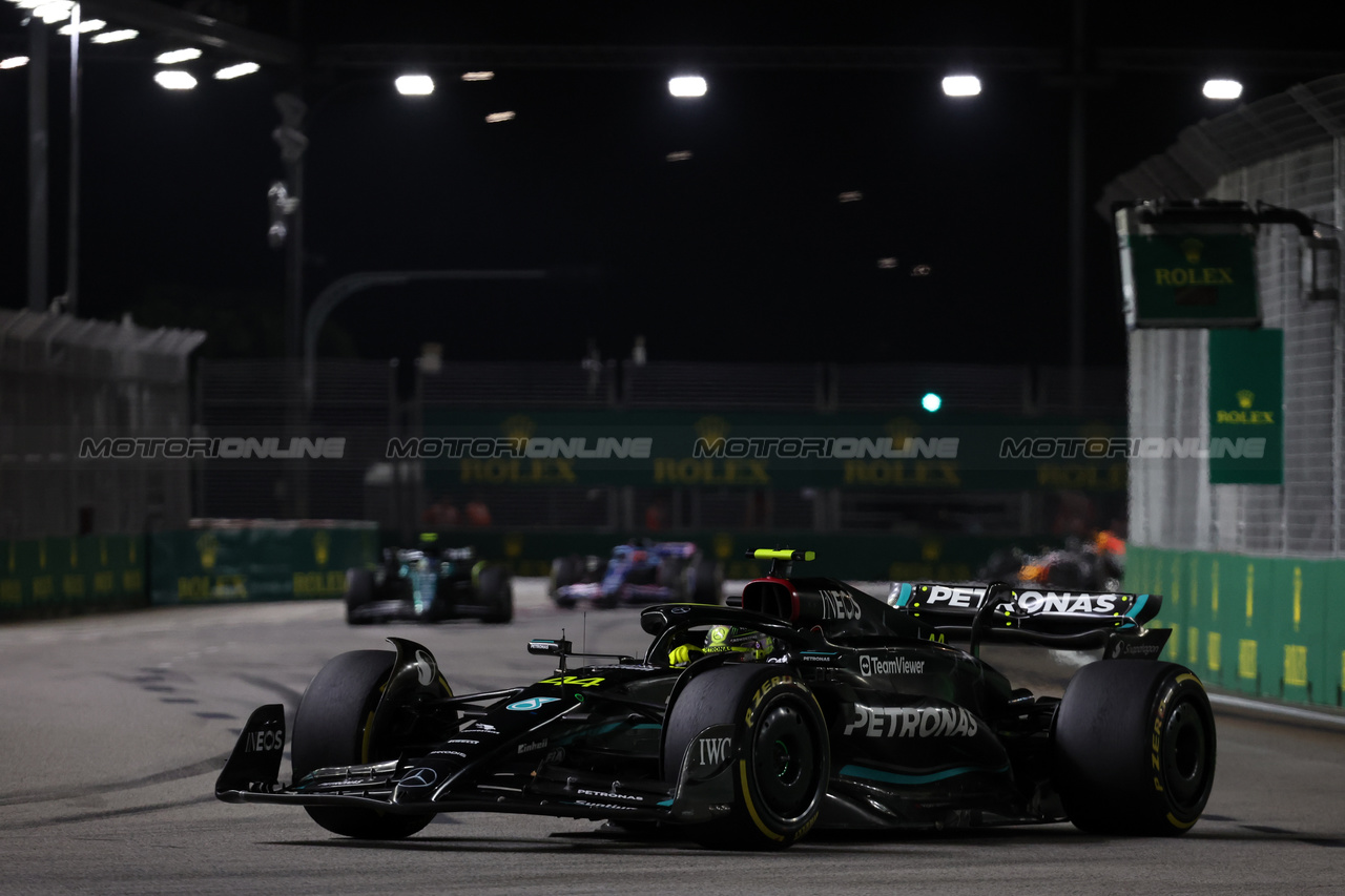 GP SINGAPORE, Lewis Hamilton (GBR) Mercedes AMG F1 W14.

17.09.2023. Formula 1 World Championship, Rd 16, Singapore Grand Prix, Marina Bay Street Circuit, Singapore, Gara Day.

- www.xpbimages.com, EMail: requests@xpbimages.com © Copyright: Bearne / XPB Images