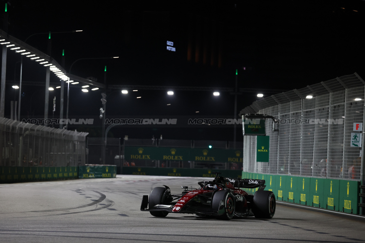 GP SINGAPORE, Valtteri Bottas (FIN) Alfa Romeo F1 Team C43.

17.09.2023. Formula 1 World Championship, Rd 16, Singapore Grand Prix, Marina Bay Street Circuit, Singapore, Gara Day.

- www.xpbimages.com, EMail: requests@xpbimages.com © Copyright: Bearne / XPB Images