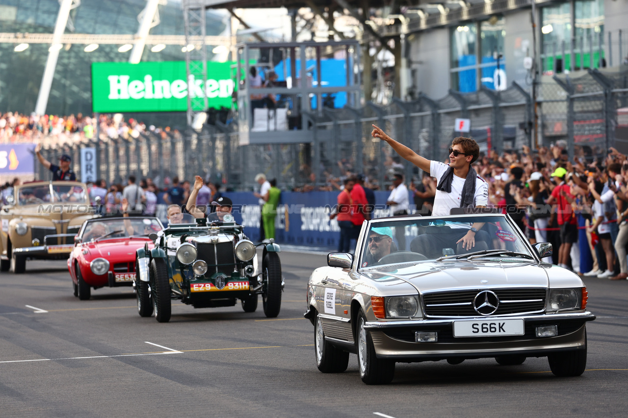 GP SINGAPORE, George Russell (GBR) Mercedes AMG F1 on the drivers' parade.

17.09.2023. Formula 1 World Championship, Rd 16, Singapore Grand Prix, Marina Bay Street Circuit, Singapore, Gara Day.

 - www.xpbimages.com, EMail: requests@xpbimages.com © Copyright: Coates / XPB Images