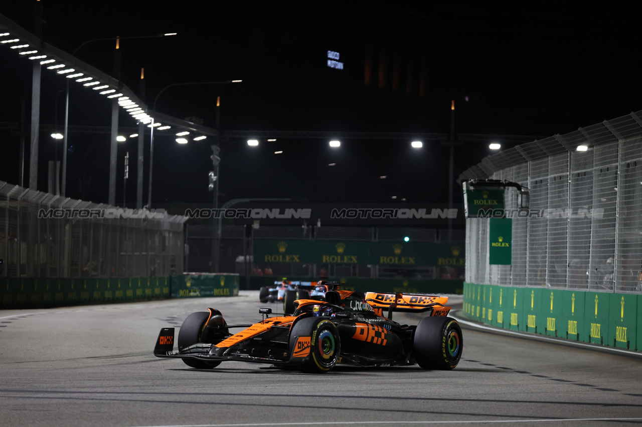 GP SINGAPORE, Oscar Piastri (AUS) McLaren MCL60.

17.09.2023. Formula 1 World Championship, Rd 16, Singapore Grand Prix, Marina Bay Street Circuit, Singapore, Gara Day.

- www.xpbimages.com, EMail: requests@xpbimages.com © Copyright: Bearne / XPB Images