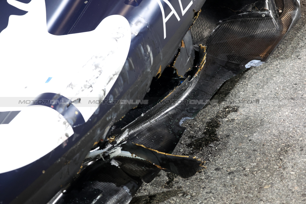 GP SINGAPORE, Damaged AlphaTauri AT04 of race retiree Yuki Tsunoda (JPN) AlphaTauri.

17.09.2023. Formula 1 World Championship, Rd 16, Singapore Grand Prix, Marina Bay Street Circuit, Singapore, Gara Day.

- www.xpbimages.com, EMail: requests@xpbimages.com © Copyright: Bearne / XPB Images