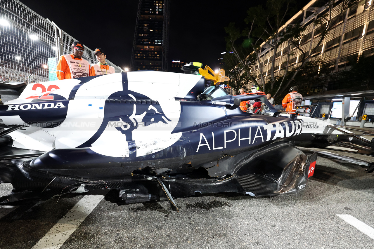 GP SINGAPORE, Damaged AlphaTauri AT04 of race retiree Yuki Tsunoda (JPN) AlphaTauri.

17.09.2023. Formula 1 World Championship, Rd 16, Singapore Grand Prix, Marina Bay Street Circuit, Singapore, Gara Day.

- www.xpbimages.com, EMail: requests@xpbimages.com © Copyright: Bearne / XPB Images