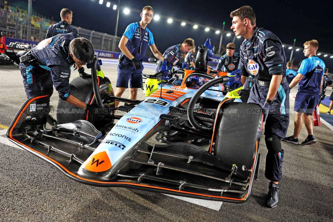 GP SINGAPORE, Alexander Albon (THA) Williams Racing FW45 on the grid.

17.09.2023. Formula 1 World Championship, Rd 16, Singapore Grand Prix, Marina Bay Street Circuit, Singapore, Gara Day.

- www.xpbimages.com, EMail: requests@xpbimages.com © Copyright: Bearne / XPB Images