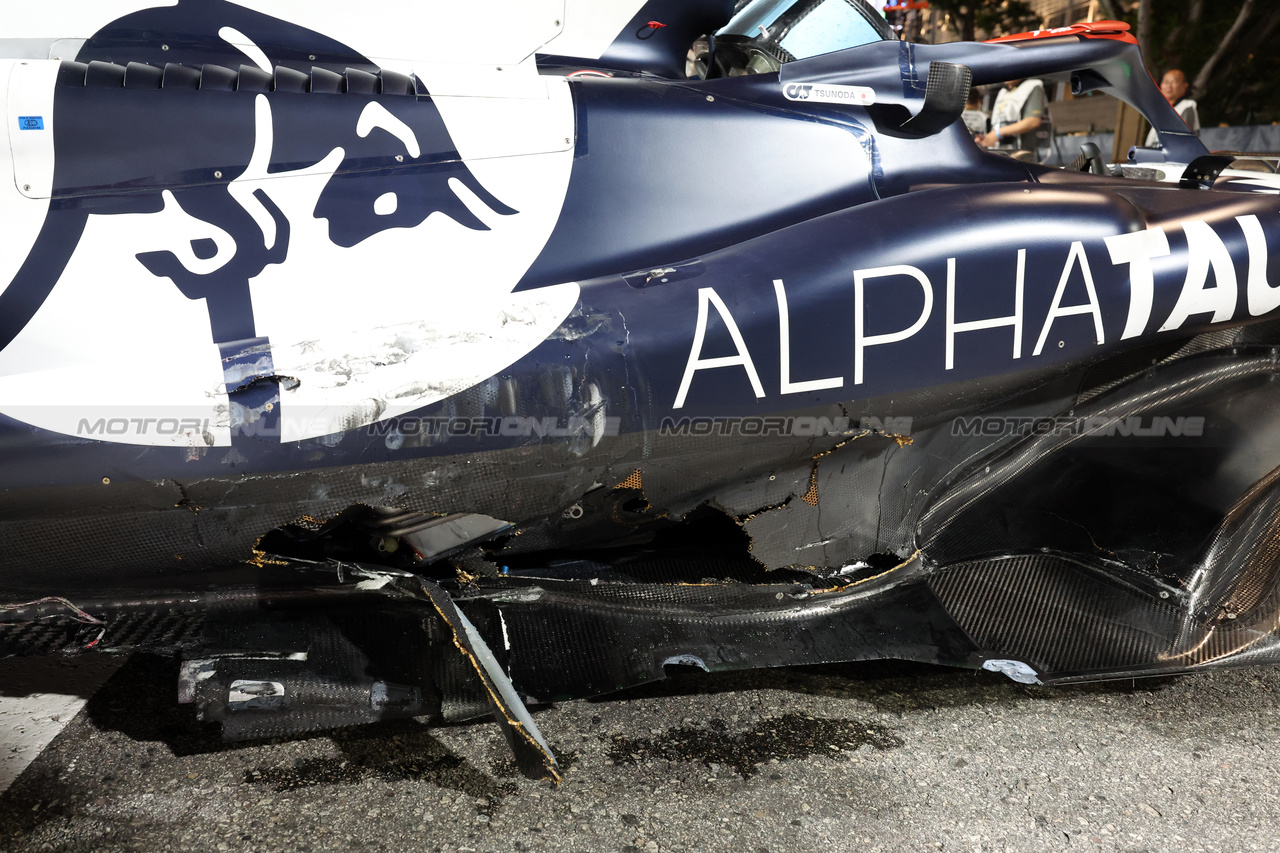 GP SINGAPORE, Damaged AlphaTauri AT04 of race retiree Yuki Tsunoda (JPN) AlphaTauri.

17.09.2023. Formula 1 World Championship, Rd 16, Singapore Grand Prix, Marina Bay Street Circuit, Singapore, Gara Day.

- www.xpbimages.com, EMail: requests@xpbimages.com © Copyright: Bearne / XPB Images