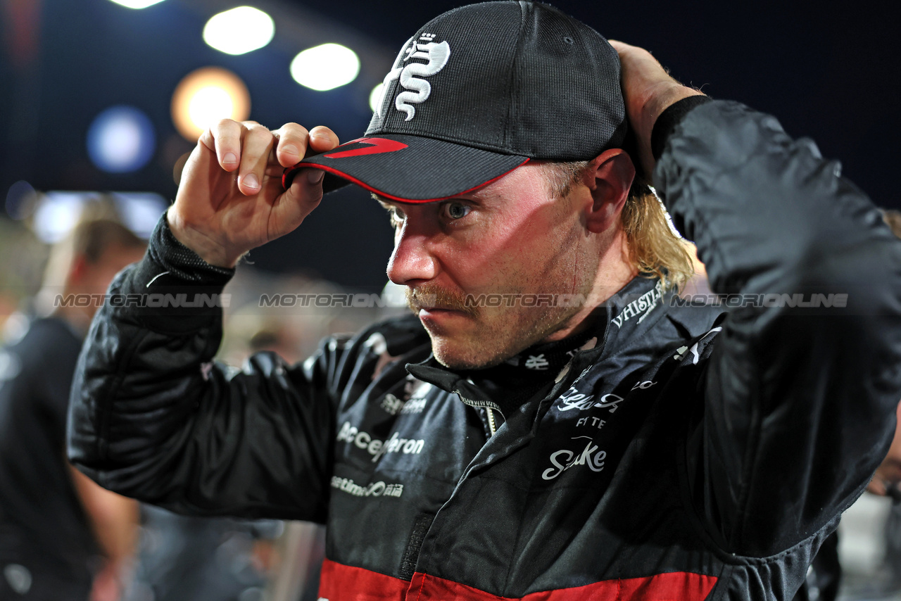 GP SINGAPORE, Valtteri Bottas (FIN) Alfa Romeo F1 Team on the grid.

17.09.2023. Formula 1 World Championship, Rd 16, Singapore Grand Prix, Marina Bay Street Circuit, Singapore, Gara Day.

- www.xpbimages.com, EMail: requests@xpbimages.com © Copyright: Bearne / XPB Images