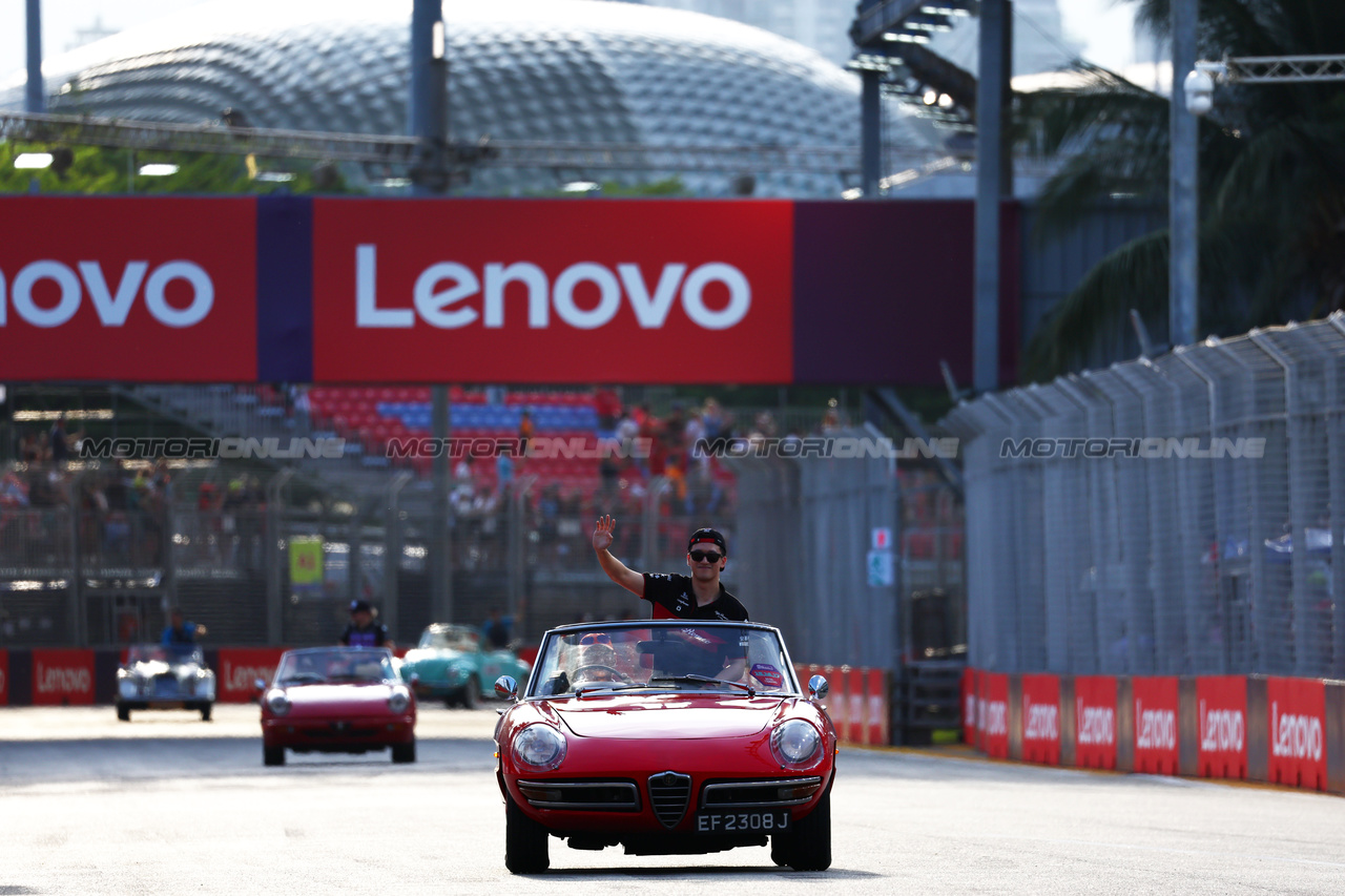 GP SINGAPORE, Zhou Guanyu (CHN) Alfa Romeo F1 Team on the drivers' parade.

17.09.2023. Formula 1 World Championship, Rd 16, Singapore Grand Prix, Marina Bay Street Circuit, Singapore, Gara Day.

 - www.xpbimages.com, EMail: requests@xpbimages.com © Copyright: Coates / XPB Images