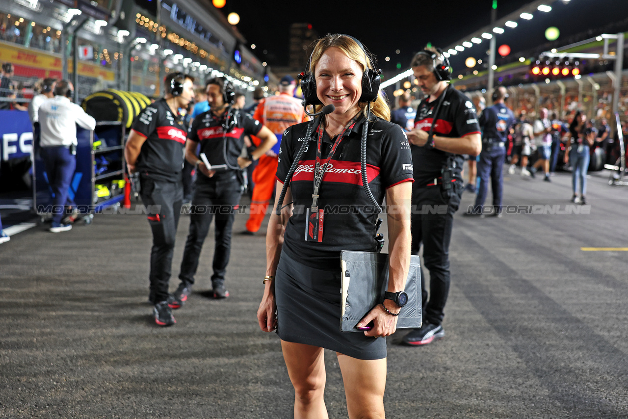 GP SINGAPORE, Ruth Buscombe (GBR) Alfa Romeo F1 Team Head of Gara Strategy on the grid.

17.09.2023. Formula 1 World Championship, Rd 16, Singapore Grand Prix, Marina Bay Street Circuit, Singapore, Gara Day.

- www.xpbimages.com, EMail: requests@xpbimages.com © Copyright: Bearne / XPB Images