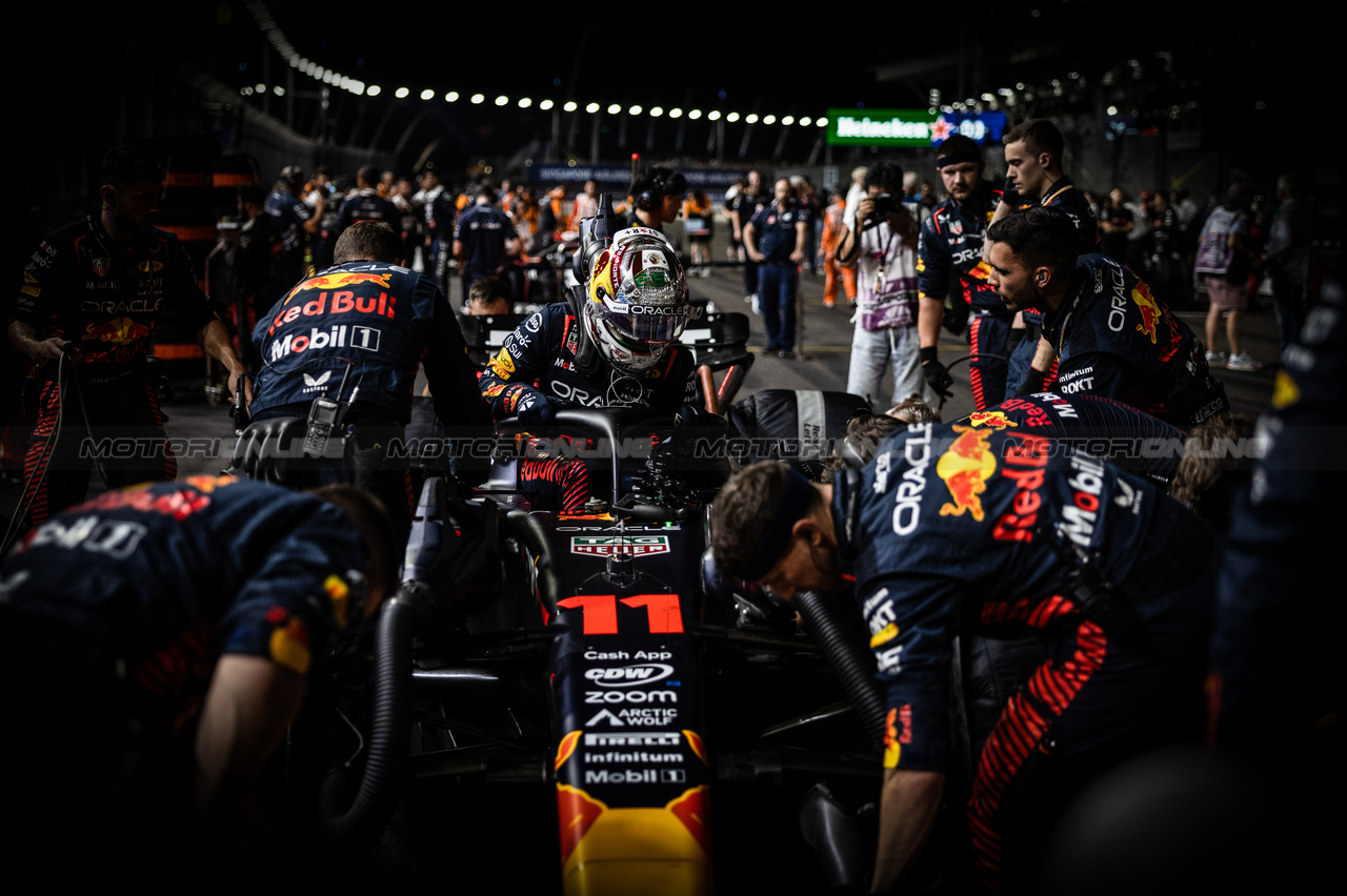 GP SINGAPORE, Sergio Perez (MEX), Red Bull Racing 
17.09.2023. Formula 1 World Championship, Rd 16, Singapore Grand Prix, Marina Bay Street Circuit, Singapore, Gara Day.
- www.xpbimages.com, EMail: requests@xpbimages.com © Copyright: Charniaux / XPB Images