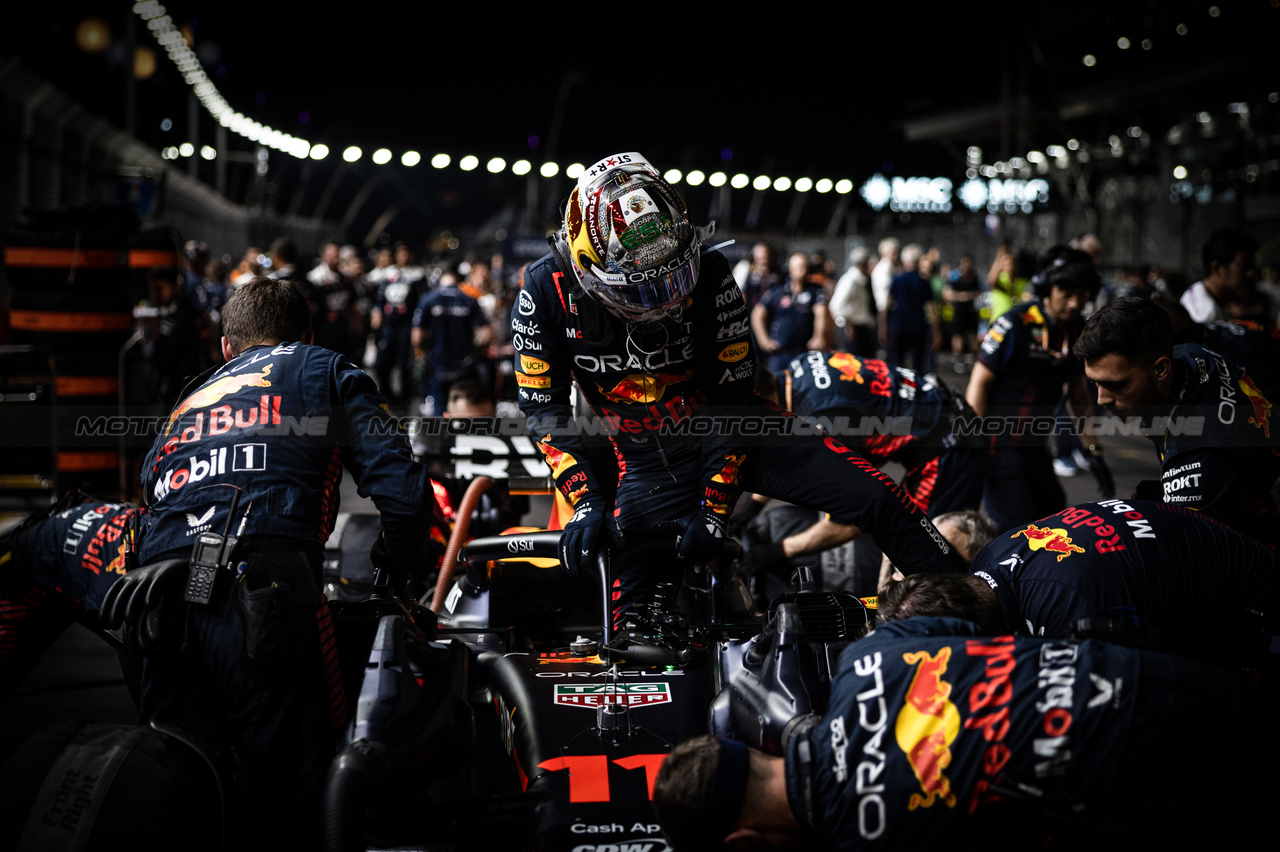 GP SINGAPORE, Sergio Perez (MEX), Red Bull Racing 
17.09.2023. Formula 1 World Championship, Rd 16, Singapore Grand Prix, Marina Bay Street Circuit, Singapore, Gara Day.
- www.xpbimages.com, EMail: requests@xpbimages.com © Copyright: Charniaux / XPB Images