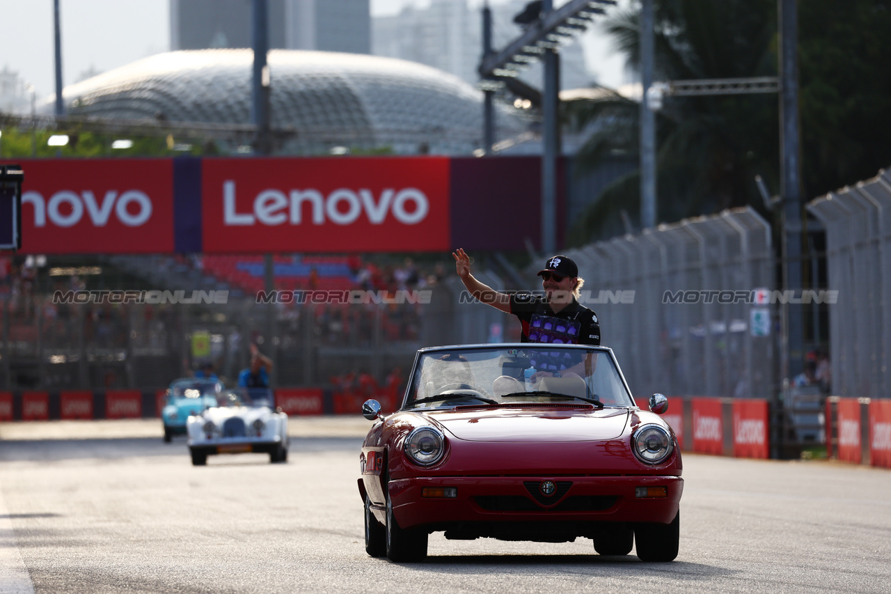 GP SINGAPORE, Valtteri Bottas (FIN) Alfa Romeo F1 Team on the drivers' parade.

17.09.2023. Formula 1 World Championship, Rd 16, Singapore Grand Prix, Marina Bay Street Circuit, Singapore, Gara Day.

 - www.xpbimages.com, EMail: requests@xpbimages.com © Copyright: Coates / XPB Images