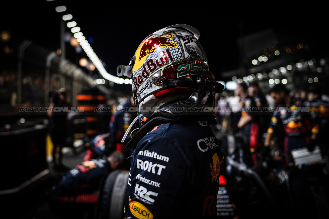 GP SINGAPORE, Sergio Perez (MEX), Red Bull Racing 
17.09.2023. Formula 1 World Championship, Rd 16, Singapore Grand Prix, Marina Bay Street Circuit, Singapore, Gara Day.
- www.xpbimages.com, EMail: requests@xpbimages.com © Copyright: Charniaux / XPB Images