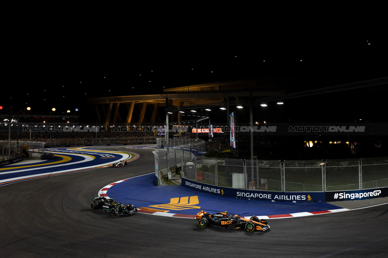 GP SINGAPORE, Lando Norris (GBR), McLaren F1 Team 
17.09.2023. Formula 1 World Championship, Rd 16, Singapore Grand Prix, Marina Bay Street Circuit, Singapore, Gara Day.
- www.xpbimages.com, EMail: requests@xpbimages.com © Copyright: Charniaux / XPB Images