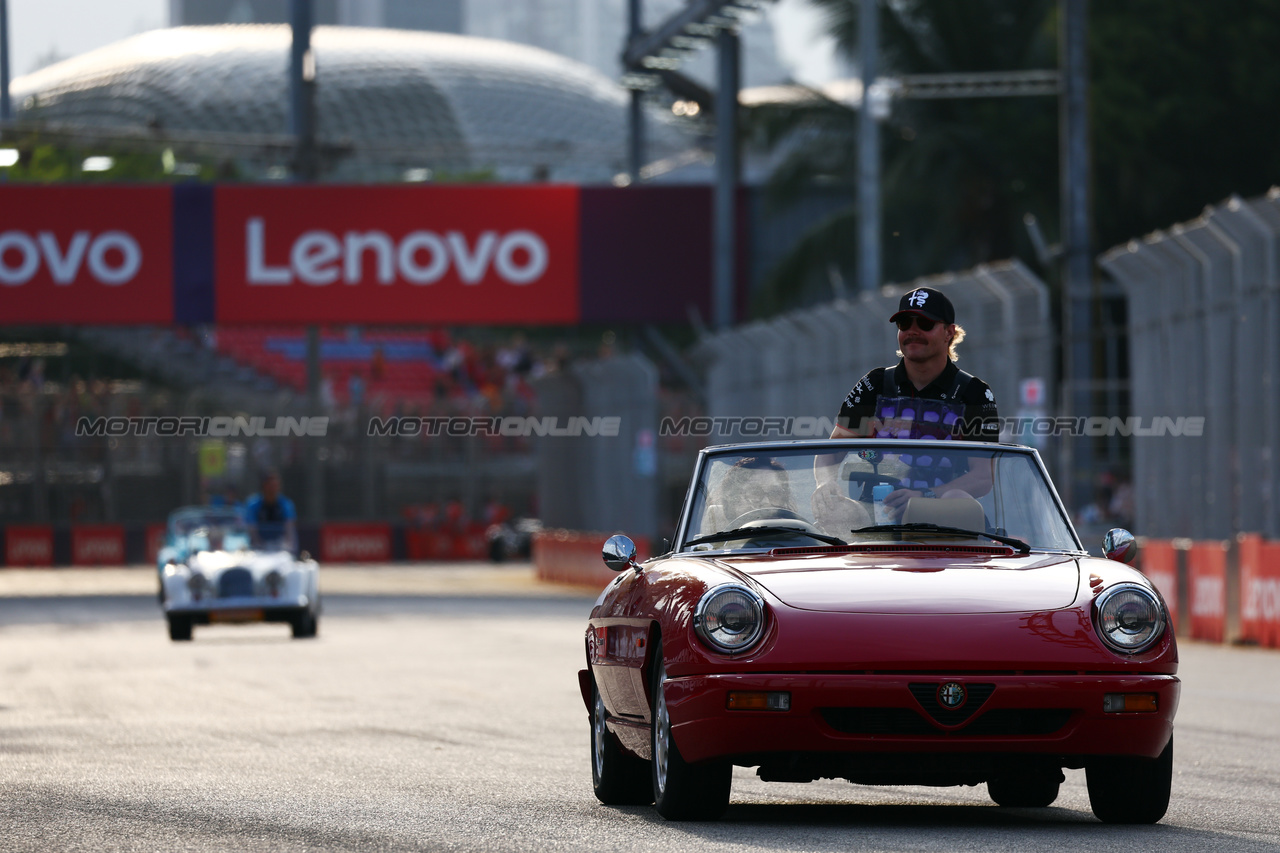 GP SINGAPORE, Valtteri Bottas (FIN) Alfa Romeo F1 Team on the drivers' parade.

17.09.2023. Formula 1 World Championship, Rd 16, Singapore Grand Prix, Marina Bay Street Circuit, Singapore, Gara Day.

 - www.xpbimages.com, EMail: requests@xpbimages.com © Copyright: Coates / XPB Images