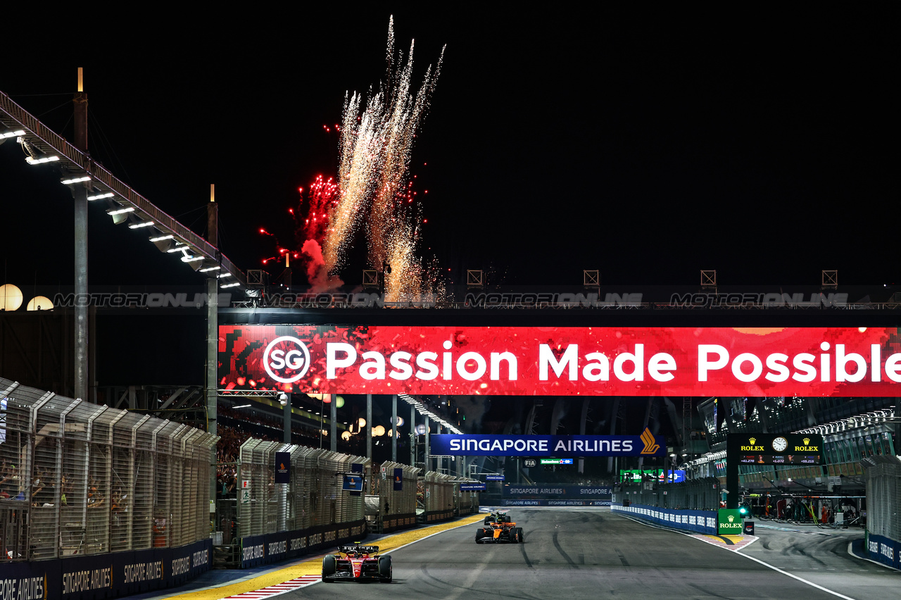 GP SINGAPORE, Carlos Sainz Jr (ESP), Ferrari 
17.09.2023. Formula 1 World Championship, Rd 16, Singapore Grand Prix, Marina Bay Street Circuit, Singapore, Gara Day.
- www.xpbimages.com, EMail: requests@xpbimages.com © Copyright: Charniaux / XPB Images