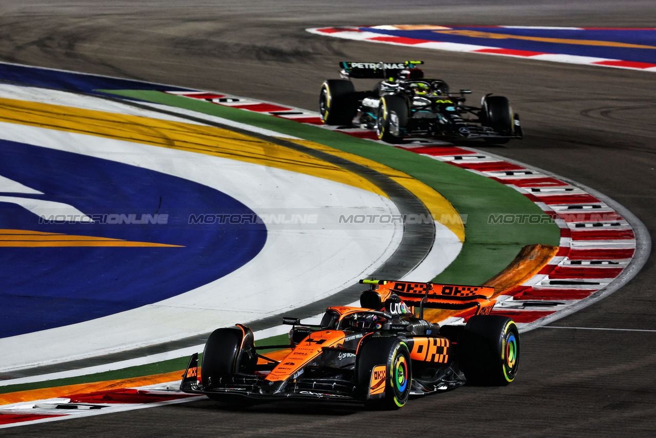 GP SINGAPORE, Lando Norris (GBR) McLaren MCL60.

17.09.2023. Formula 1 World Championship, Rd 16, Singapore Grand Prix, Marina Bay Street Circuit, Singapore, Gara Day.

- www.xpbimages.com, EMail: requests@xpbimages.com © Copyright: Charniaux / XPB Images