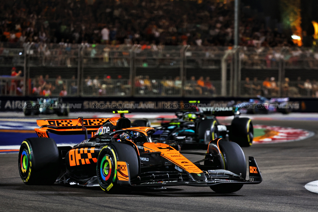 GP SINGAPORE, Lando Norris (GBR) McLaren MCL60.

17.09.2023. Formula 1 World Championship, Rd 16, Singapore Grand Prix, Marina Bay Street Circuit, Singapore, Gara Day.

- www.xpbimages.com, EMail: requests@xpbimages.com © Copyright: Charniaux / XPB Images