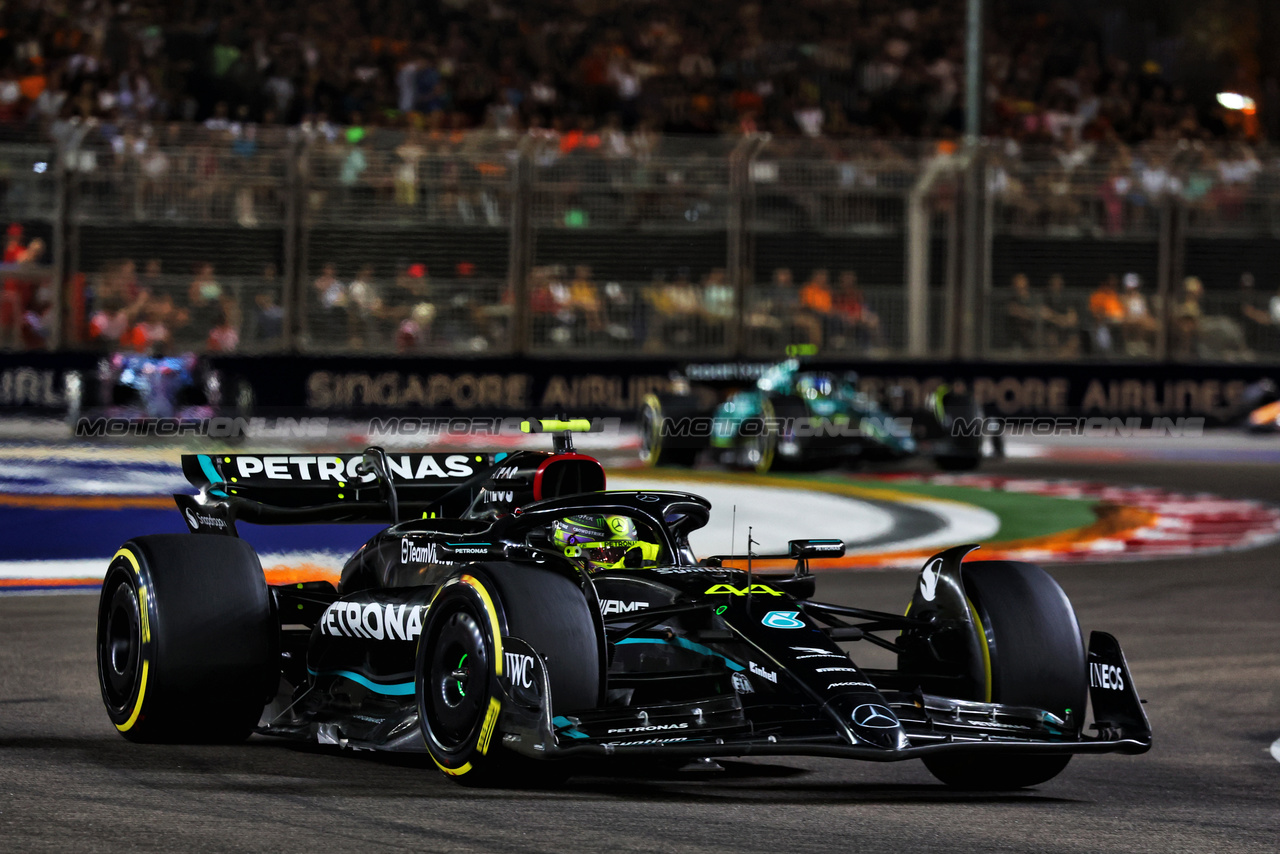 GP SINGAPORE, Lewis Hamilton (GBR) Mercedes AMG F1 W14.

17.09.2023. Formula 1 World Championship, Rd 16, Singapore Grand Prix, Marina Bay Street Circuit, Singapore, Gara Day.

- www.xpbimages.com, EMail: requests@xpbimages.com © Copyright: Charniaux / XPB Images