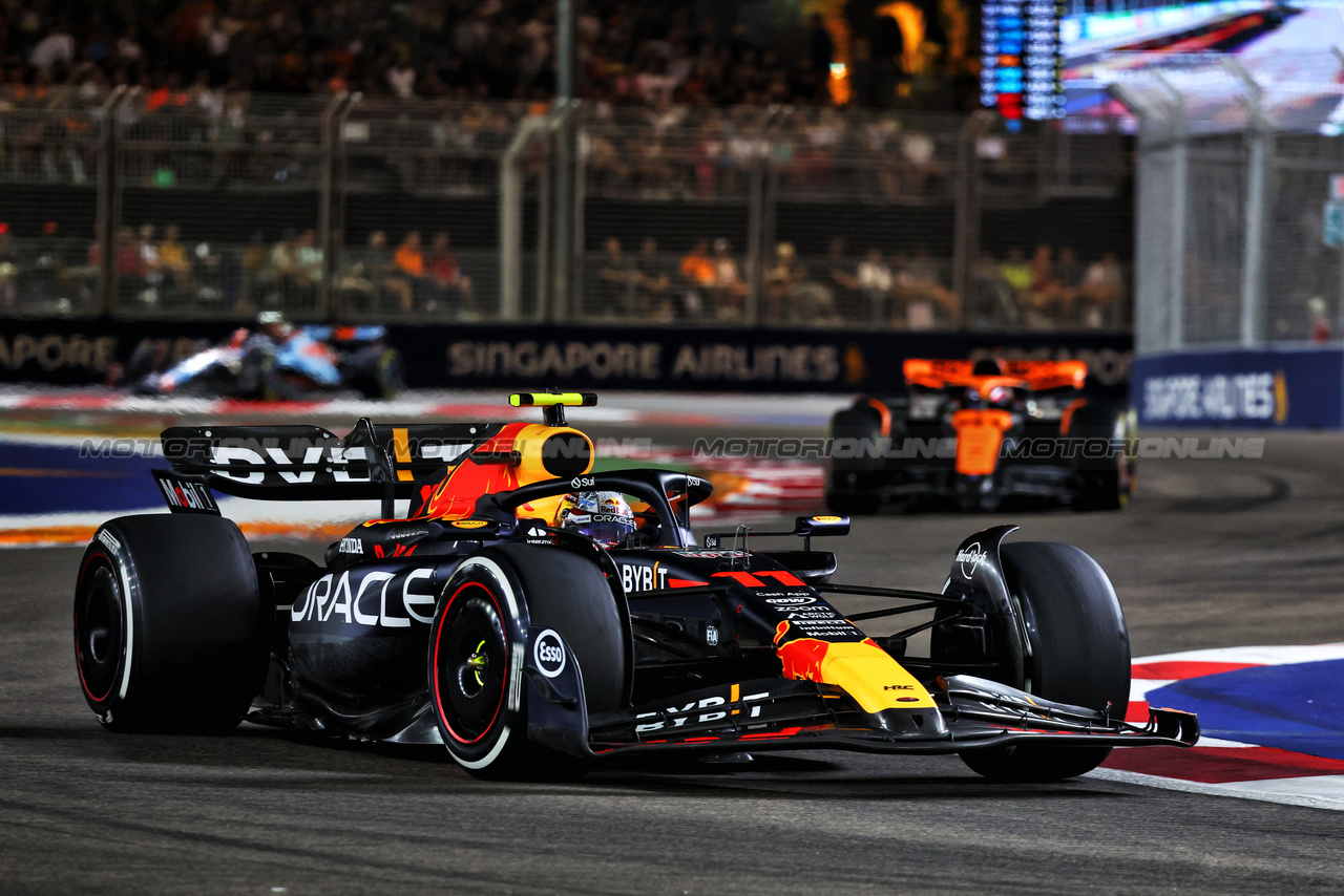 GP SINGAPORE, Sergio Perez (MEX) Red Bull Racing RB19.

17.09.2023. Formula 1 World Championship, Rd 16, Singapore Grand Prix, Marina Bay Street Circuit, Singapore, Gara Day.

- www.xpbimages.com, EMail: requests@xpbimages.com © Copyright: Charniaux / XPB Images