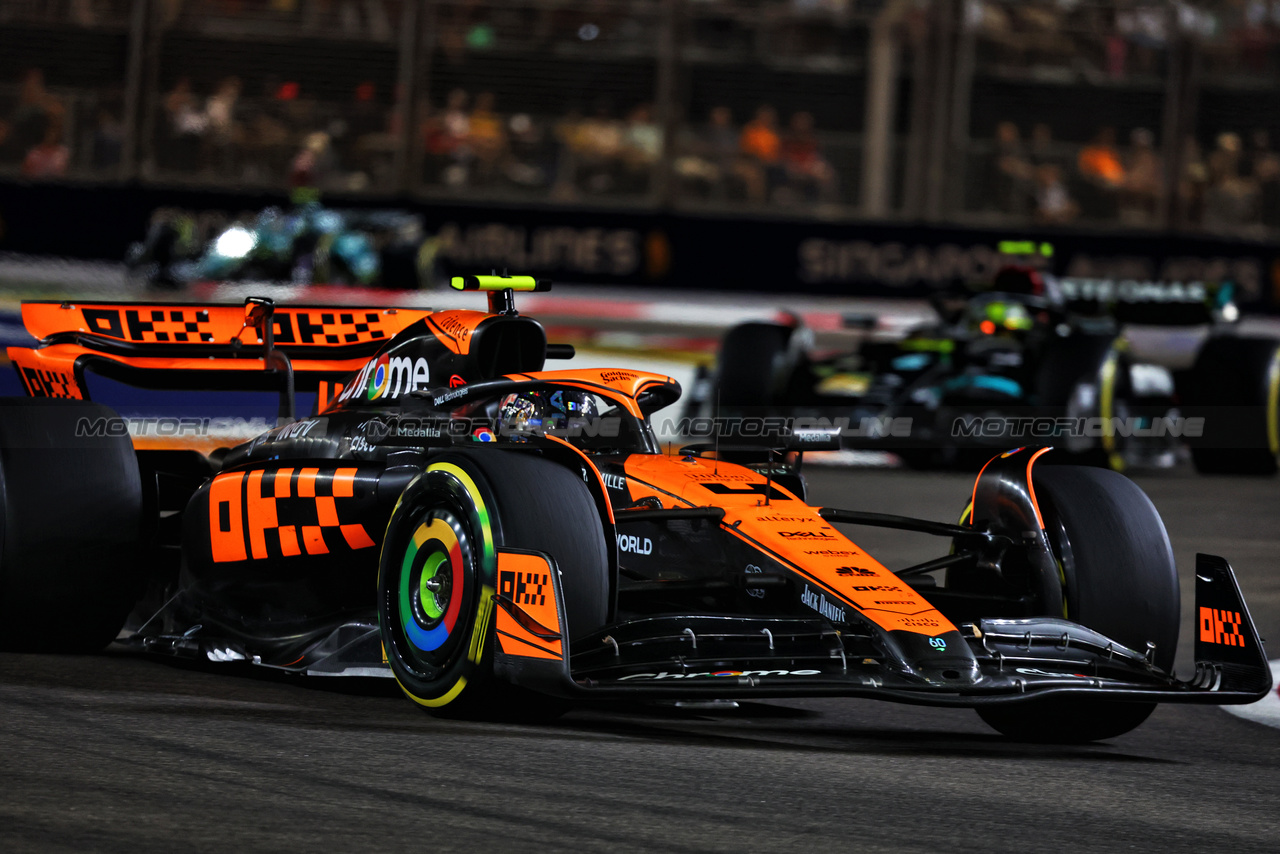 GP SINGAPORE, Lando Norris (GBR) McLaren MCL60.

17.09.2023. Formula 1 World Championship, Rd 16, Singapore Grand Prix, Marina Bay Street Circuit, Singapore, Gara Day.

- www.xpbimages.com, EMail: requests@xpbimages.com © Copyright: Charniaux / XPB Images