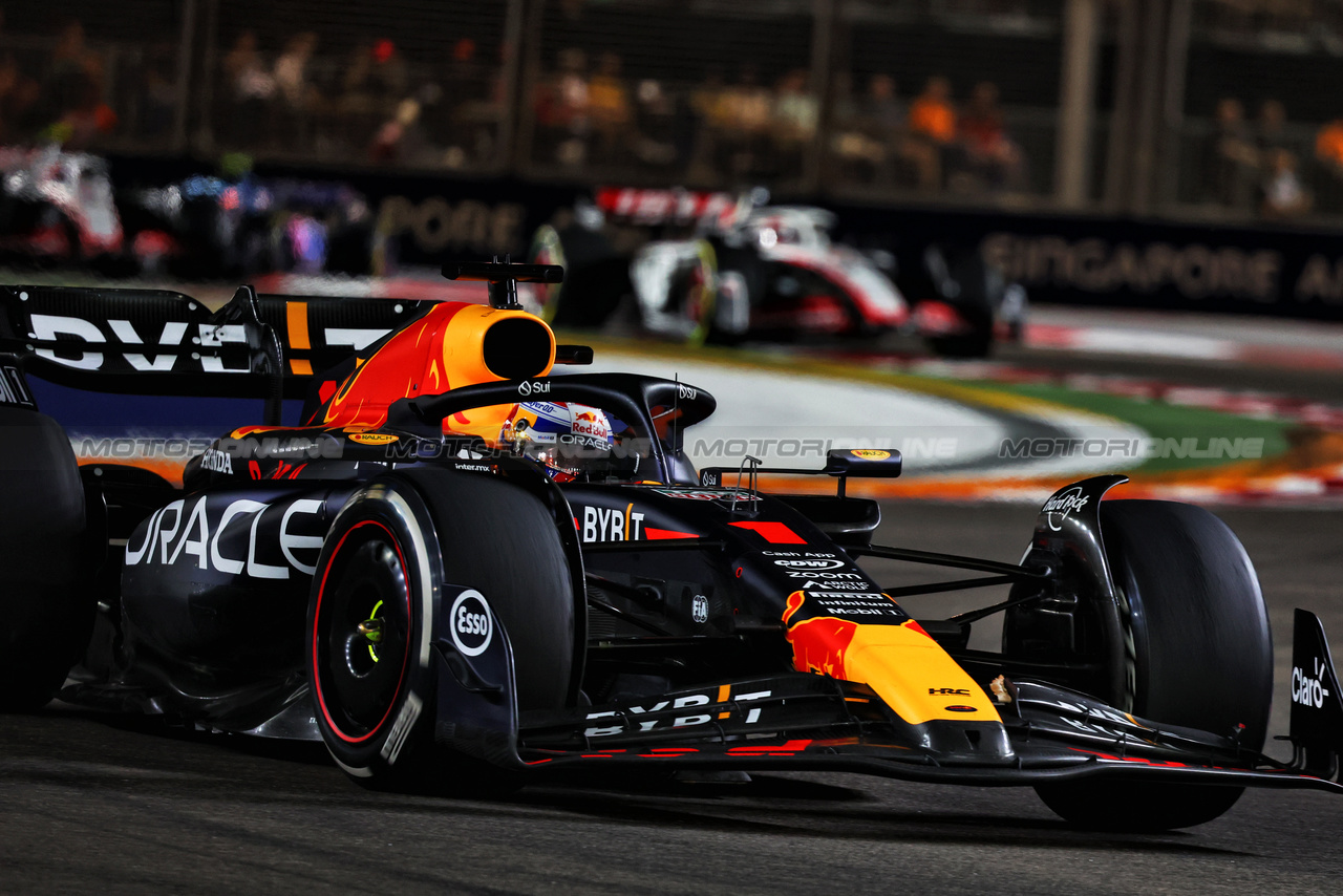 GP SINGAPORE, Max Verstappen (NLD) Red Bull Racing RB19.

17.09.2023. Formula 1 World Championship, Rd 16, Singapore Grand Prix, Marina Bay Street Circuit, Singapore, Gara Day.

- www.xpbimages.com, EMail: requests@xpbimages.com © Copyright: Charniaux / XPB Images