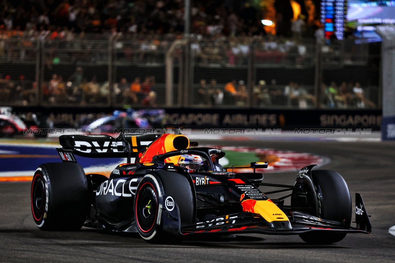 GP SINGAPORE, Max Verstappen (NLD) Red Bull Racing RB19.

17.09.2023. Formula 1 World Championship, Rd 16, Singapore Grand Prix, Marina Bay Street Circuit, Singapore, Gara Day.

- www.xpbimages.com, EMail: requests@xpbimages.com © Copyright: Charniaux / XPB Images