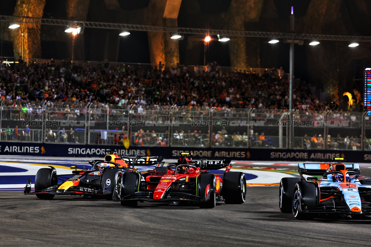 GP SINGAPORE, Max Verstappen (NLD) Red Bull Racing RB19 e Carlos Sainz Jr (ESP) Ferrari SF-23 battle for position.

17.09.2023. Formula 1 World Championship, Rd 16, Singapore Grand Prix, Marina Bay Street Circuit, Singapore, Gara Day.

- www.xpbimages.com, EMail: requests@xpbimages.com © Copyright: Charniaux / XPB Images