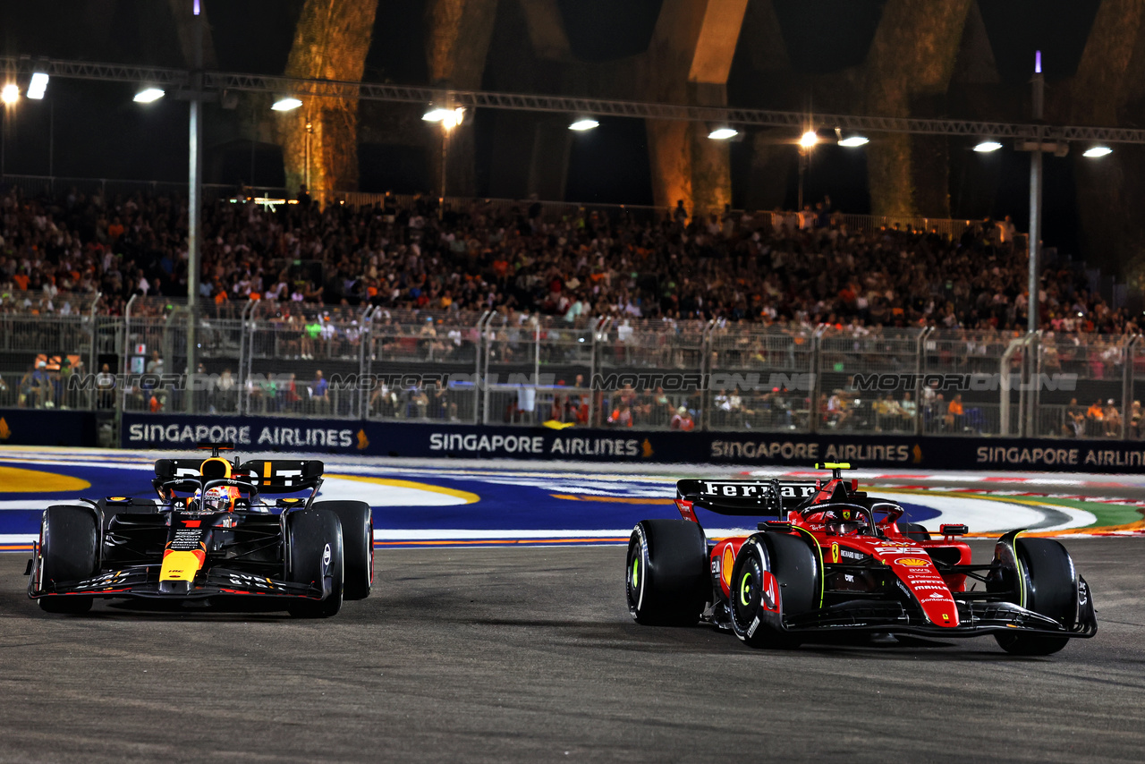 GP SINGAPORE, Max Verstappen (NLD) Red Bull Racing RB19 e Carlos Sainz Jr (ESP) Ferrari SF-23 battle for position.

17.09.2023. Formula 1 World Championship, Rd 16, Singapore Grand Prix, Marina Bay Street Circuit, Singapore, Gara Day.

- www.xpbimages.com, EMail: requests@xpbimages.com © Copyright: Charniaux / XPB Images