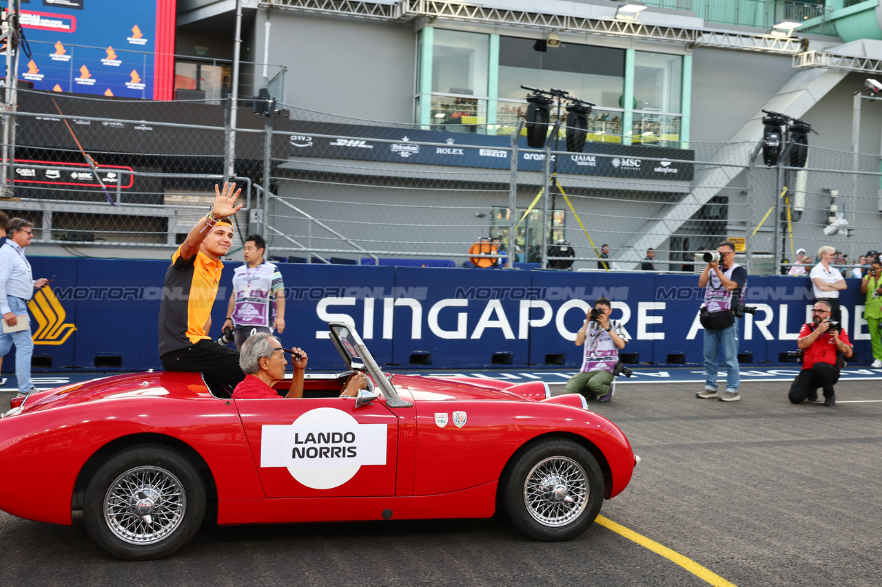 GP SINGAPORE, Lando Norris (GBR) McLaren on the drivers' parade.

17.09.2023. Formula 1 World Championship, Rd 16, Singapore Grand Prix, Marina Bay Street Circuit, Singapore, Gara Day.

- www.xpbimages.com, EMail: requests@xpbimages.com © Copyright: Batchelor / XPB Images