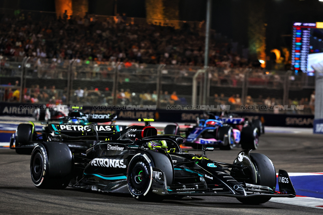 GP SINGAPORE, Lewis Hamilton (GBR) Mercedes AMG F1 W14.

17.09.2023. Formula 1 World Championship, Rd 16, Singapore Grand Prix, Marina Bay Street Circuit, Singapore, Gara Day.

- www.xpbimages.com, EMail: requests@xpbimages.com © Copyright: Charniaux / XPB Images