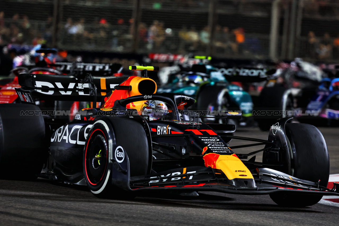 GP SINGAPORE, Sergio Perez (MEX) Red Bull Racing RB19.

17.09.2023. Formula 1 World Championship, Rd 16, Singapore Grand Prix, Marina Bay Street Circuit, Singapore, Gara Day.

- www.xpbimages.com, EMail: requests@xpbimages.com © Copyright: Charniaux / XPB Images