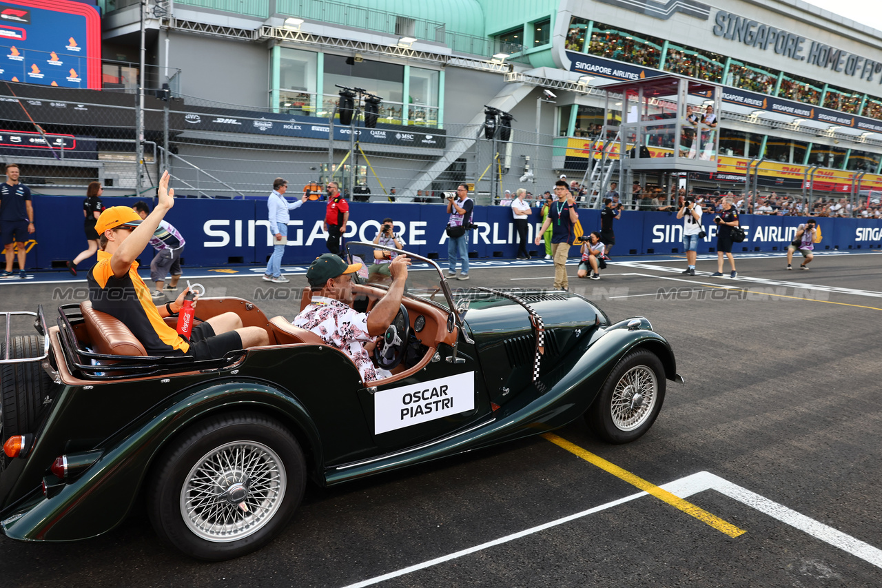 GP SINGAPORE, Oscar Piastri (AUS) McLaren on the drivers' parade.

17.09.2023. Formula 1 World Championship, Rd 16, Singapore Grand Prix, Marina Bay Street Circuit, Singapore, Gara Day.

- www.xpbimages.com, EMail: requests@xpbimages.com © Copyright: Batchelor / XPB Images