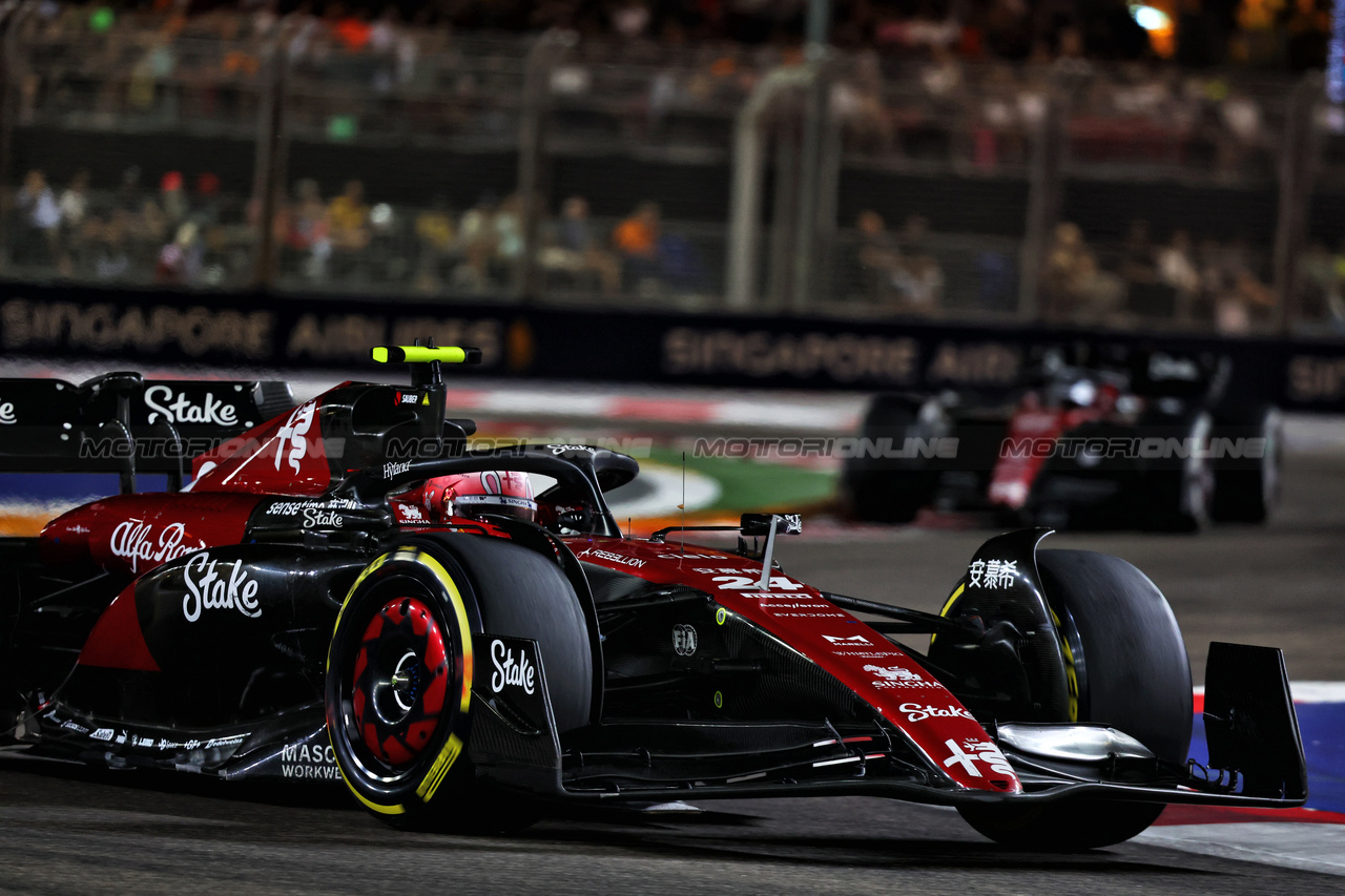 GP SINGAPORE, Zhou Guanyu (CHN) Alfa Romeo F1 Team C43.

17.09.2023. Formula 1 World Championship, Rd 16, Singapore Grand Prix, Marina Bay Street Circuit, Singapore, Gara Day.

- www.xpbimages.com, EMail: requests@xpbimages.com © Copyright: Charniaux / XPB Images