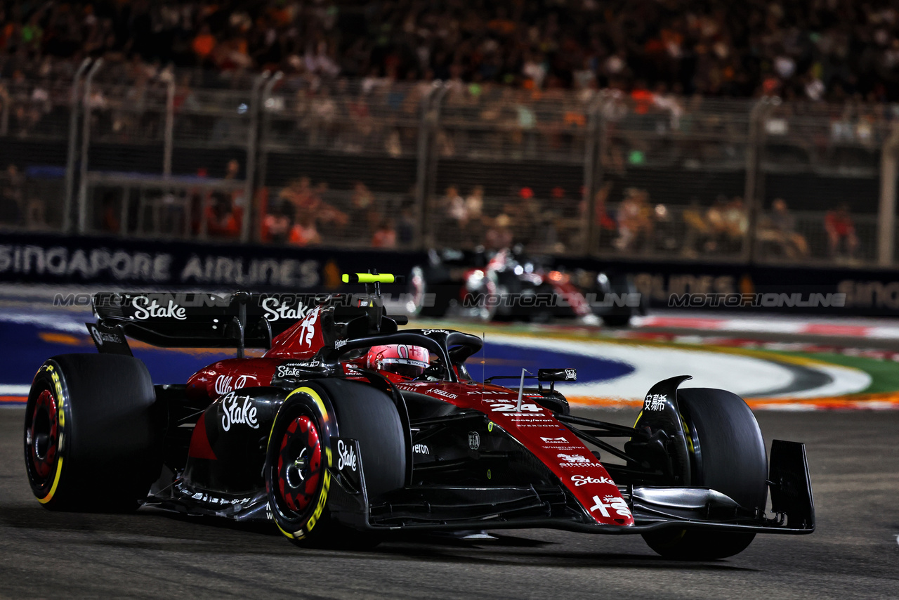 GP SINGAPORE, Zhou Guanyu (CHN) Alfa Romeo F1 Team C43.

17.09.2023. Formula 1 World Championship, Rd 16, Singapore Grand Prix, Marina Bay Street Circuit, Singapore, Gara Day.

- www.xpbimages.com, EMail: requests@xpbimages.com © Copyright: Charniaux / XPB Images