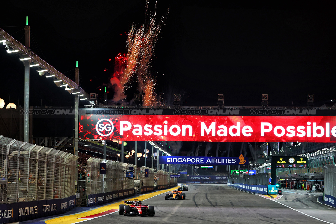 GP SINGAPORE, Carlos Sainz Jr (ESP) Ferrari SF-23 with fireworks at the end of the race.

17.09.2023. Formula 1 World Championship, Rd 16, Singapore Grand Prix, Marina Bay Street Circuit, Singapore, Gara Day.

- www.xpbimages.com, EMail: requests@xpbimages.com © Copyright: Charniaux / XPB Images