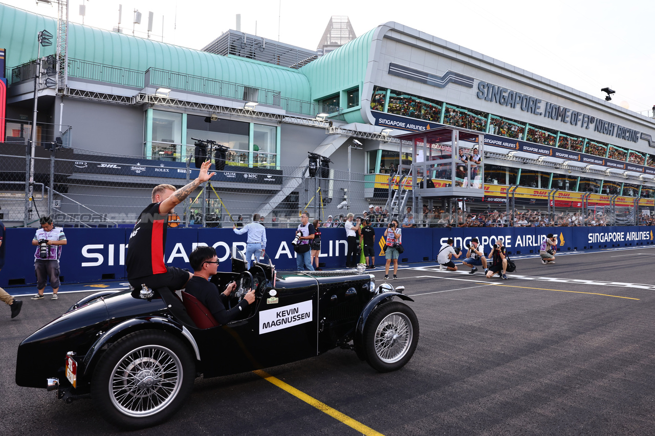 GP SINGAPORE, Kevin Magnussen (DEN) Haas F1 Team on the drivers' parade.

17.09.2023. Formula 1 World Championship, Rd 16, Singapore Grand Prix, Marina Bay Street Circuit, Singapore, Gara Day.

- www.xpbimages.com, EMail: requests@xpbimages.com © Copyright: Batchelor / XPB Images