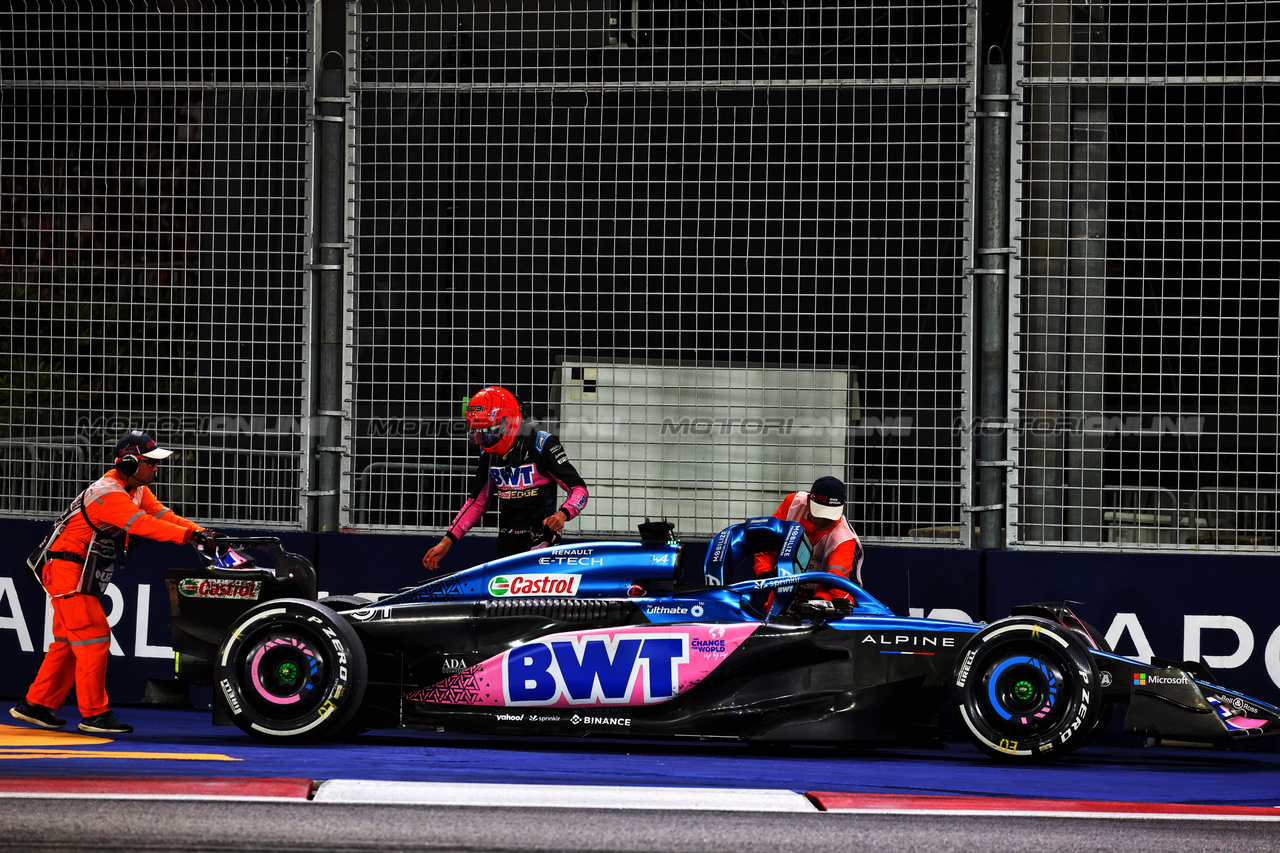 GP SINGAPORE, Esteban Ocon (FRA) Alpine F1 Team A523 retired from the race.

17.09.2023. Formula 1 World Championship, Rd 16, Singapore Grand Prix, Marina Bay Street Circuit, Singapore, Gara Day.

- www.xpbimages.com, EMail: requests@xpbimages.com © Copyright: Charniaux / XPB Images