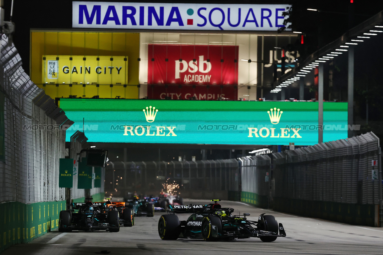 GP SINGAPORE, Lewis Hamilton (GBR) Mercedes AMG F1 W14.

17.09.2023. Formula 1 World Championship, Rd 16, Singapore Grand Prix, Marina Bay Street Circuit, Singapore, Gara Day.

- www.xpbimages.com, EMail: requests@xpbimages.com © Copyright: Moy / XPB Images