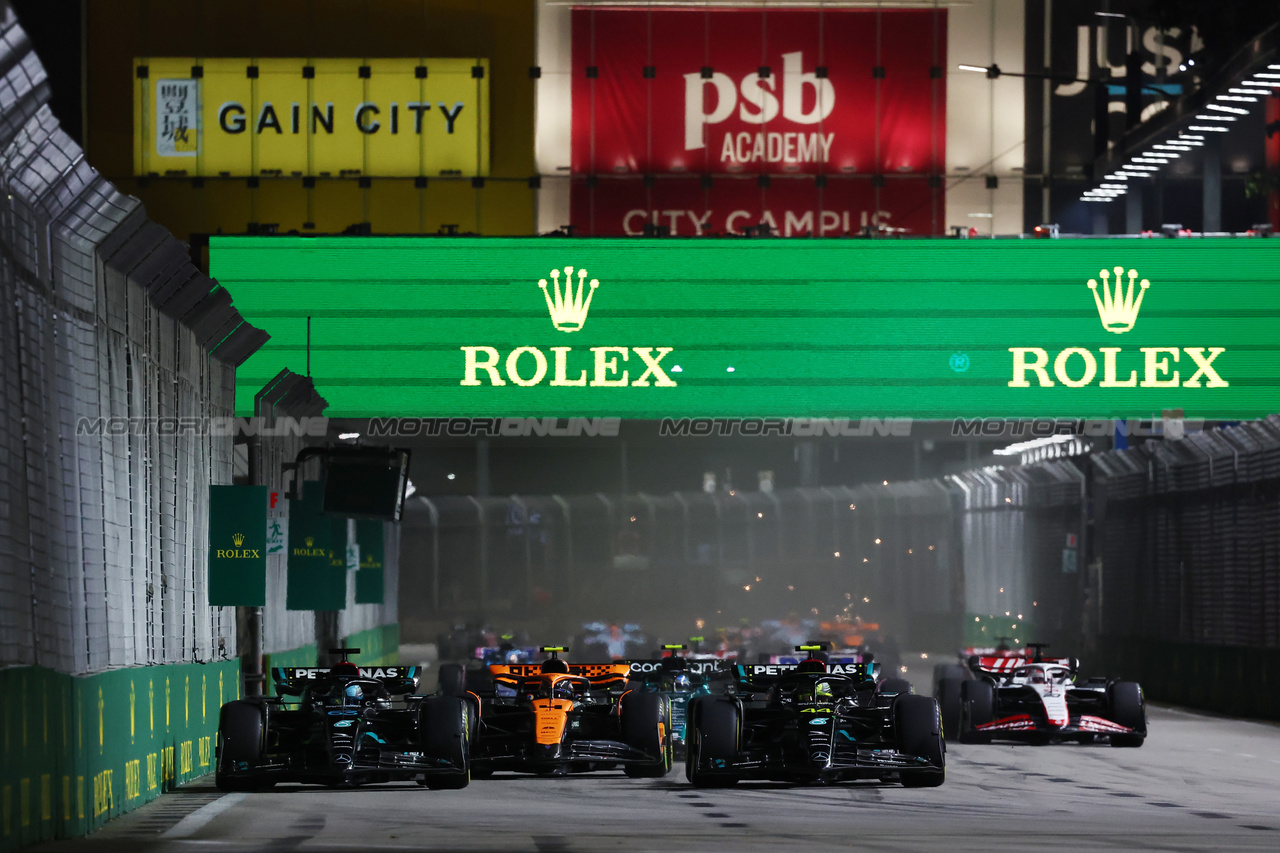 GP SINGAPORE, George Russell (GBR) Mercedes AMG F1 W14 e Lewis Hamilton (GBR) Mercedes AMG F1 W14 at the partenza of the race.

17.09.2023. Formula 1 World Championship, Rd 16, Singapore Grand Prix, Marina Bay Street Circuit, Singapore, Gara Day.

- www.xpbimages.com, EMail: requests@xpbimages.com © Copyright: Moy / XPB Images