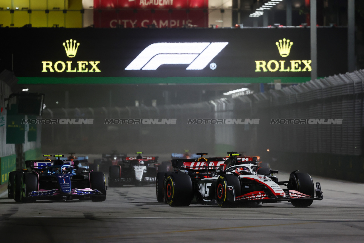 GP SINGAPORE, Kevin Magnussen (DEN) Haas VF-23 at the partenza of the race.

17.09.2023. Formula 1 World Championship, Rd 16, Singapore Grand Prix, Marina Bay Street Circuit, Singapore, Gara Day.

- www.xpbimages.com, EMail: requests@xpbimages.com © Copyright: Moy / XPB Images