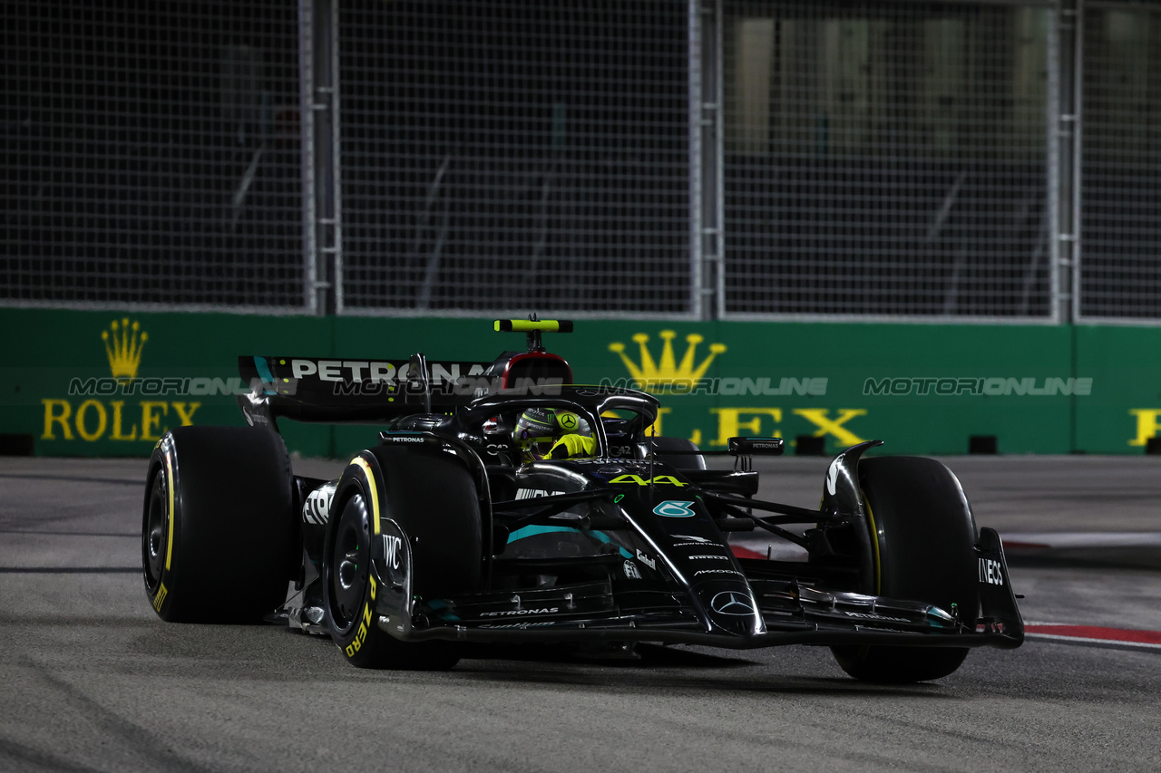 GP SINGAPORE, Lewis Hamilton (GBR) Mercedes AMG F1 W14.

17.09.2023. Formula 1 World Championship, Rd 16, Singapore Grand Prix, Marina Bay Street Circuit, Singapore, Gara Day.

- www.xpbimages.com, EMail: requests@xpbimages.com © Copyright: Moy / XPB Images