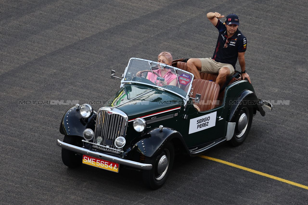 GP SINGAPORE, Sergio Perez (MEX) Red Bull Racing on the drivers' parade.

17.09.2023. Formula 1 World Championship, Rd 16, Singapore Grand Prix, Marina Bay Street Circuit, Singapore, Gara Day.

- www.xpbimages.com, EMail: requests@xpbimages.com © Copyright: Moy / XPB Images