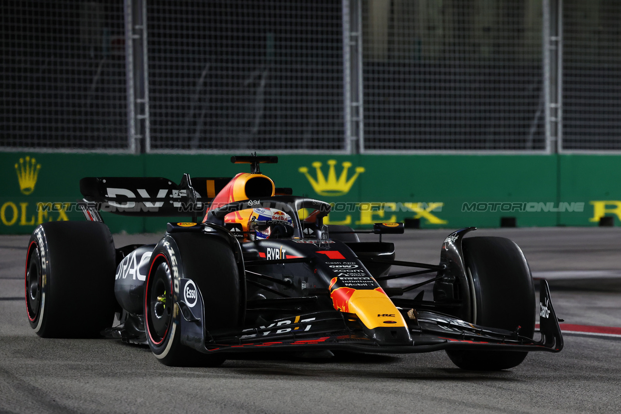 GP SINGAPORE, Max Verstappen (NLD) Red Bull Racing RB19.

17.09.2023. Formula 1 World Championship, Rd 16, Singapore Grand Prix, Marina Bay Street Circuit, Singapore, Gara Day.

- www.xpbimages.com, EMail: requests@xpbimages.com © Copyright: Moy / XPB Images