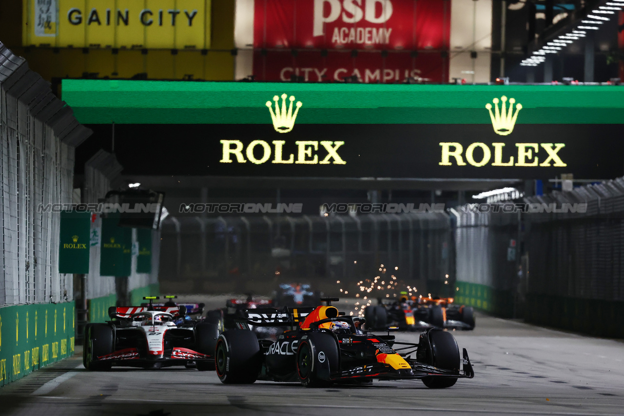 GP SINGAPORE, Max Verstappen (NLD) Red Bull Racing RB19.



17.09.2023. Formula 1 World Championship, Rd 16, Singapore Grand Prix, Marina Bay Street Circuit, Singapore, Gara Day.

- www.xpbimages.com, EMail: requests@xpbimages.com © Copyright: Moy / XPB Images