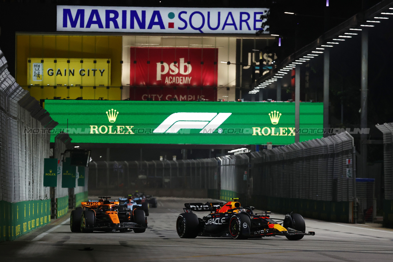 GP SINGAPORE, Sergio Perez (MEX) Red Bull Racing RB19.

17.09.2023. Formula 1 World Championship, Rd 16, Singapore Grand Prix, Marina Bay Street Circuit, Singapore, Gara Day.

- www.xpbimages.com, EMail: requests@xpbimages.com © Copyright: Moy / XPB Images