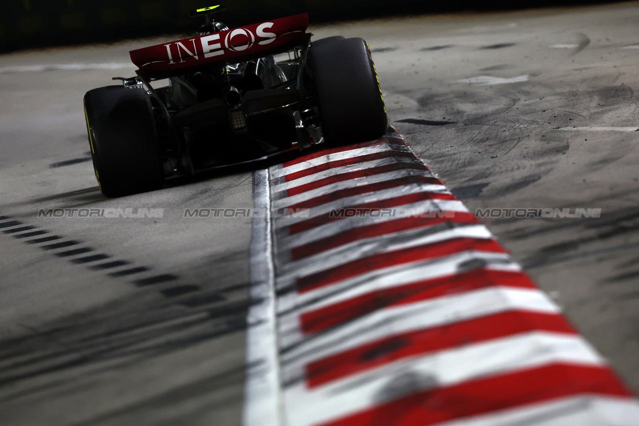 GP SINGAPORE, Lewis Hamilton (GBR) Mercedes AMG F1 W14.

17.09.2023. Formula 1 World Championship, Rd 16, Singapore Grand Prix, Marina Bay Street Circuit, Singapore, Gara Day.

- www.xpbimages.com, EMail: requests@xpbimages.com © Copyright: Moy / XPB Images