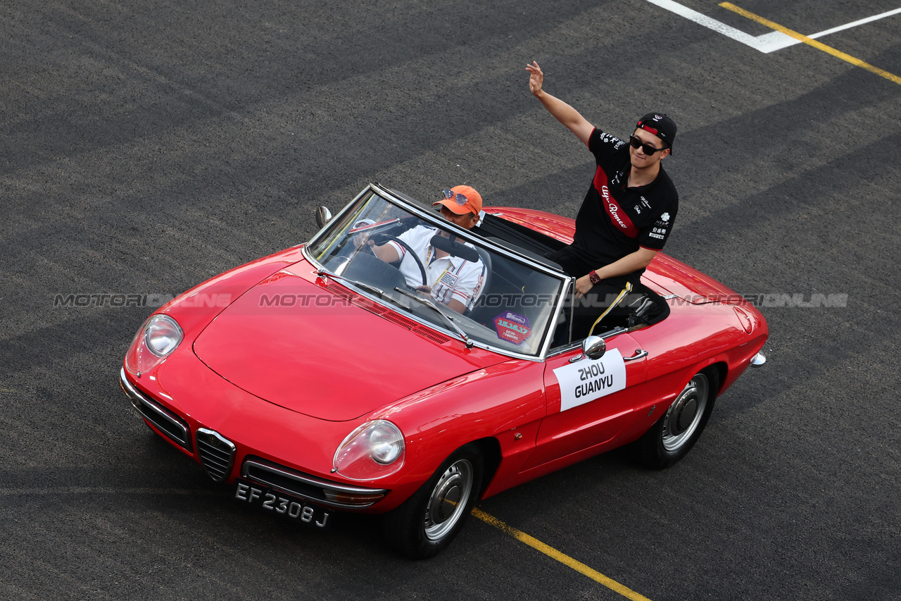 GP SINGAPORE, Zhou Guanyu (CHN) Alfa Romeo F1 Team on the drivers' parade.

17.09.2023. Formula 1 World Championship, Rd 16, Singapore Grand Prix, Marina Bay Street Circuit, Singapore, Gara Day.

- www.xpbimages.com, EMail: requests@xpbimages.com © Copyright: Moy / XPB Images