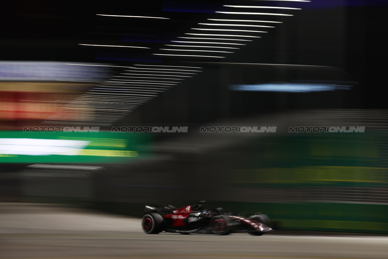 GP SINGAPORE, Valtteri Bottas (FIN) Alfa Romeo F1 Team C43.

17.09.2023. Formula 1 World Championship, Rd 16, Singapore Grand Prix, Marina Bay Street Circuit, Singapore, Gara Day.

- www.xpbimages.com, EMail: requests@xpbimages.com © Copyright: Moy / XPB Images