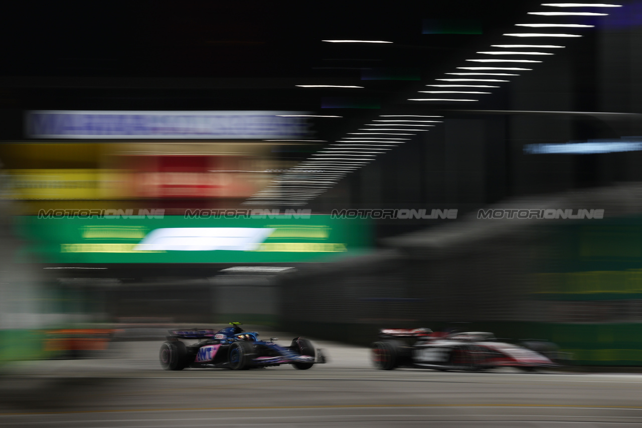 GP SINGAPORE, Kevin Magnussen (DEN) Haas VF-23 davanti a Pierre Gasly (FRA) Alpine F1 Team A523.

17.09.2023. Formula 1 World Championship, Rd 16, Singapore Grand Prix, Marina Bay Street Circuit, Singapore, Gara Day.

- www.xpbimages.com, EMail: requests@xpbimages.com © Copyright: Moy / XPB Images