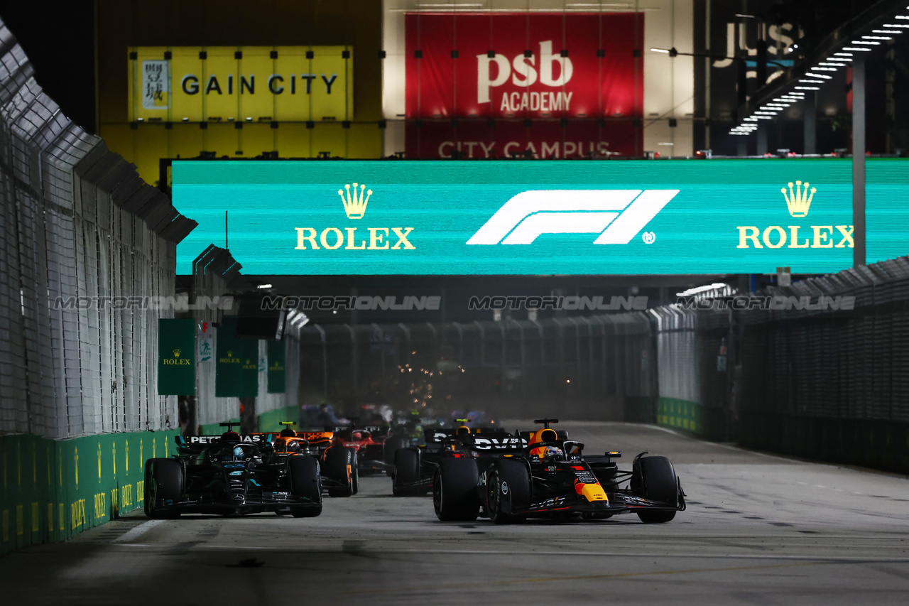 GP SINGAPORE, Max Verstappen (NLD) Red Bull Racing RB19.

17.09.2023. Formula 1 World Championship, Rd 16, Singapore Grand Prix, Marina Bay Street Circuit, Singapore, Gara Day.

- www.xpbimages.com, EMail: requests@xpbimages.com © Copyright: Moy / XPB Images