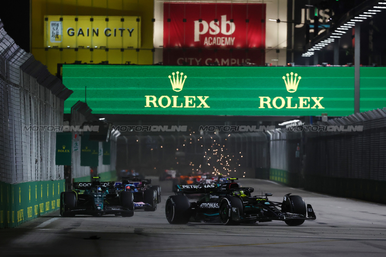 GP SINGAPORE, Lewis Hamilton (GBR) Mercedes AMG F1 W14.

17.09.2023. Formula 1 World Championship, Rd 16, Singapore Grand Prix, Marina Bay Street Circuit, Singapore, Gara Day.

- www.xpbimages.com, EMail: requests@xpbimages.com © Copyright: Moy / XPB Images